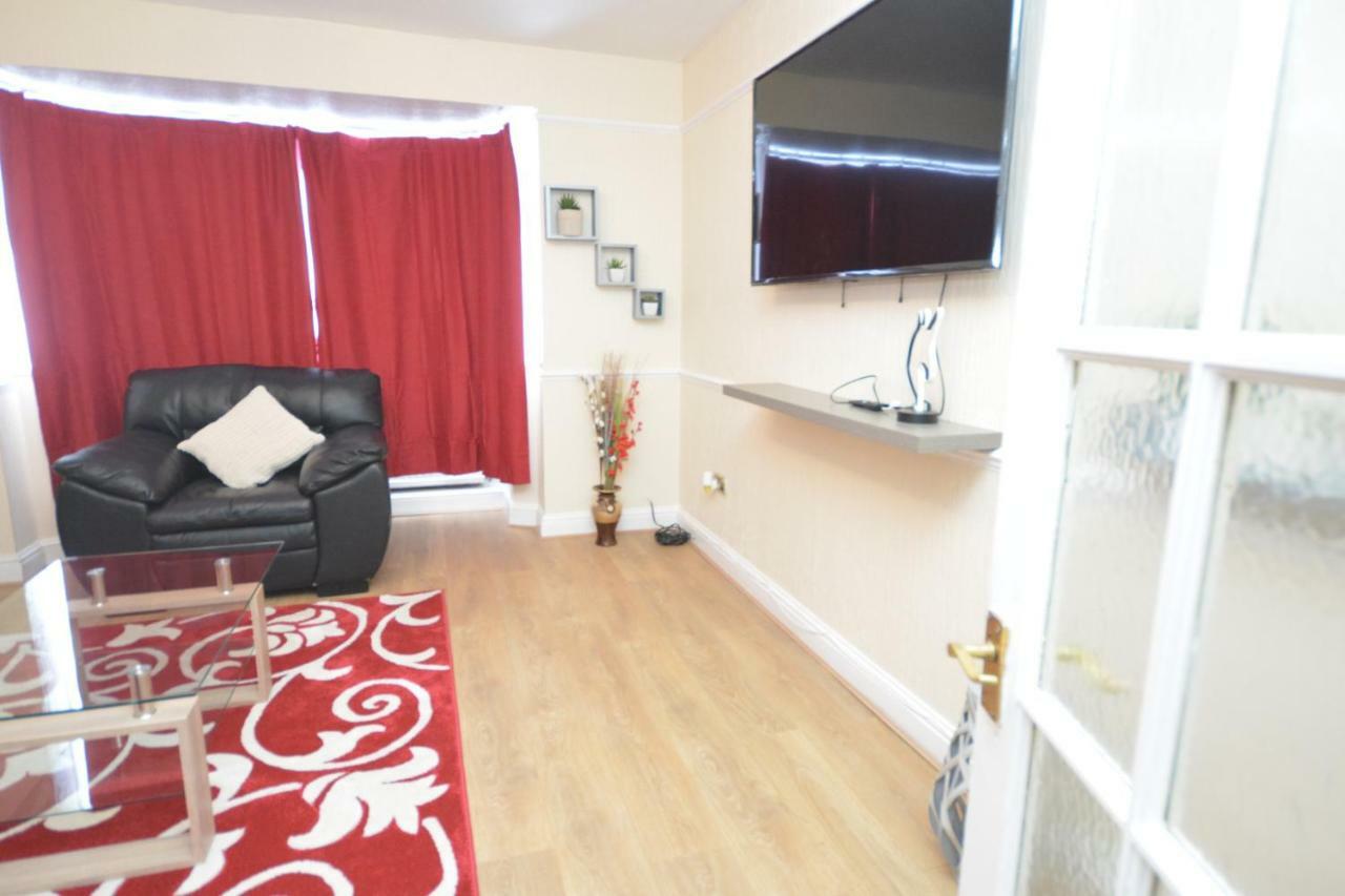 Four Bedroom Townhouse 12 Minutes Walk To Excel Exhibition Centre ロンドン エクステリア 写真