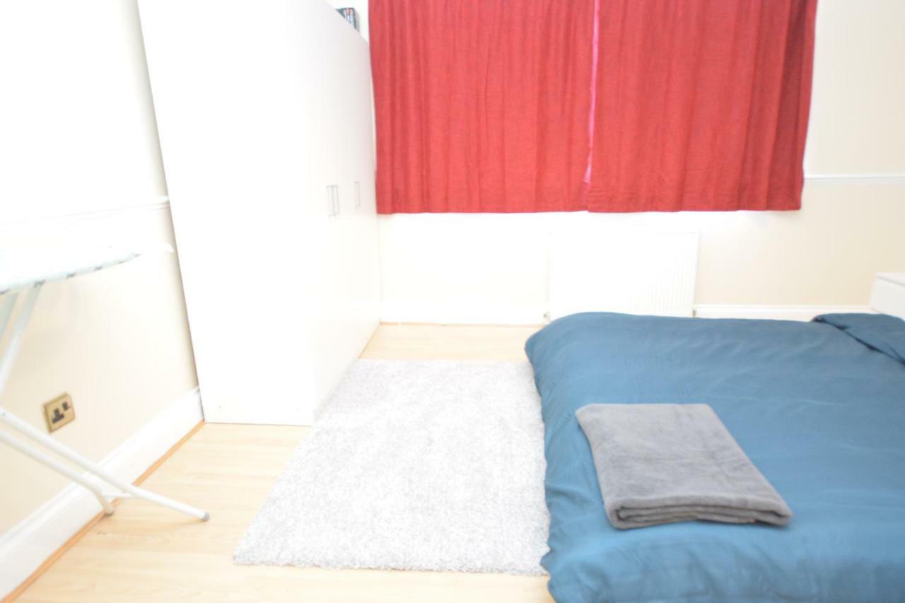 Four Bedroom Townhouse 12 Minutes Walk To Excel Exhibition Centre ロンドン エクステリア 写真