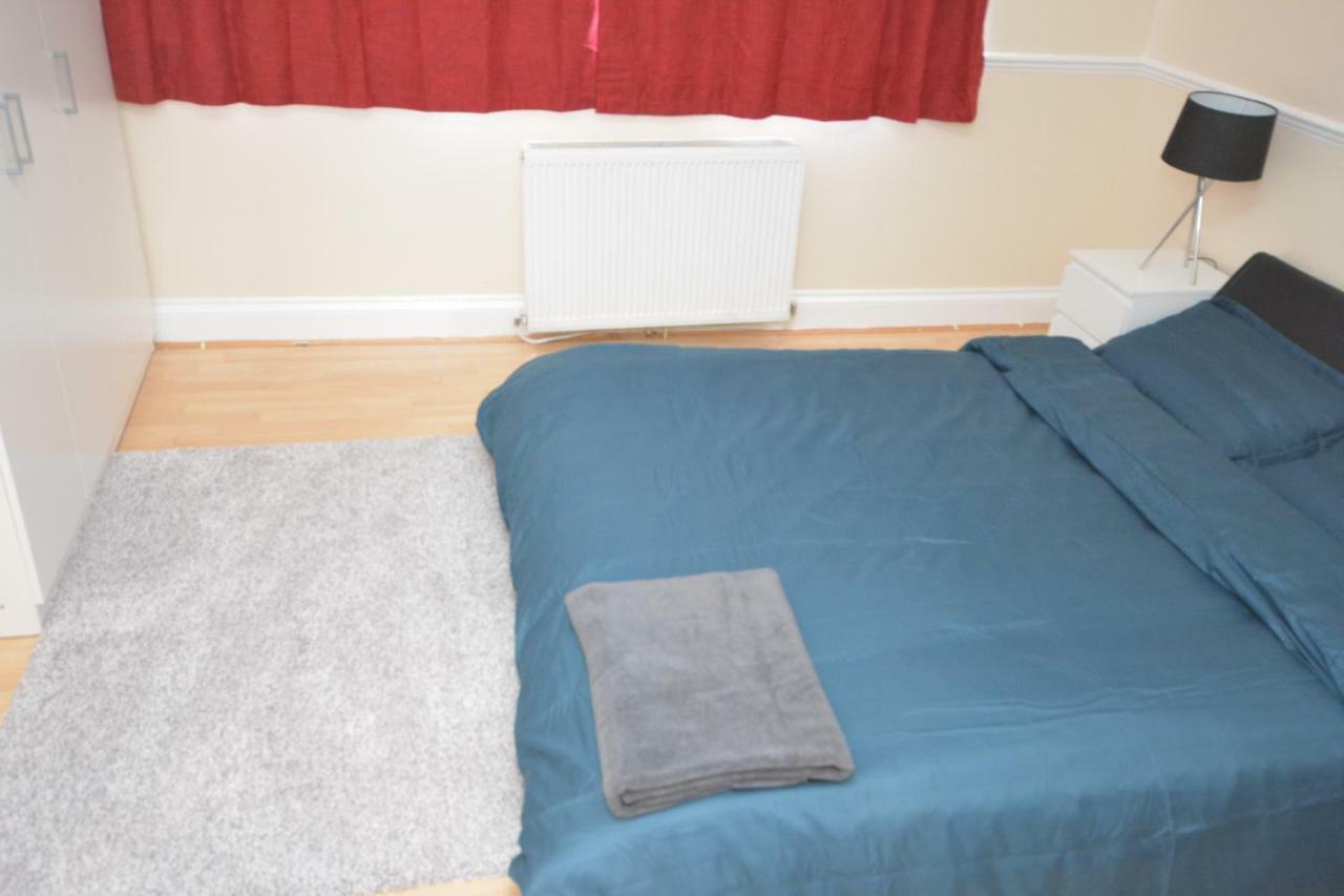 Four Bedroom Townhouse 12 Minutes Walk To Excel Exhibition Centre ロンドン エクステリア 写真