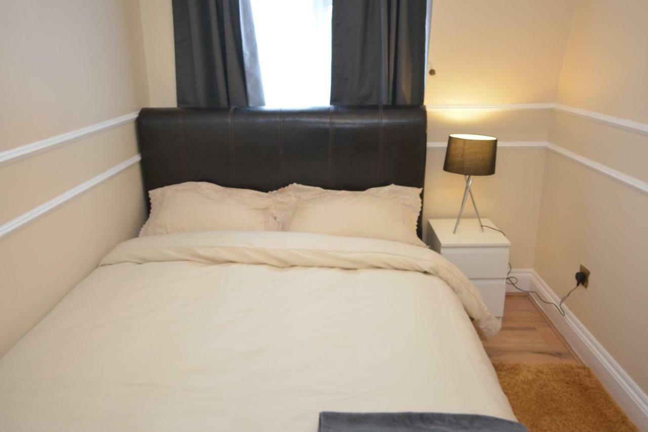 Four Bedroom Townhouse 12 Minutes Walk To Excel Exhibition Centre ロンドン エクステリア 写真