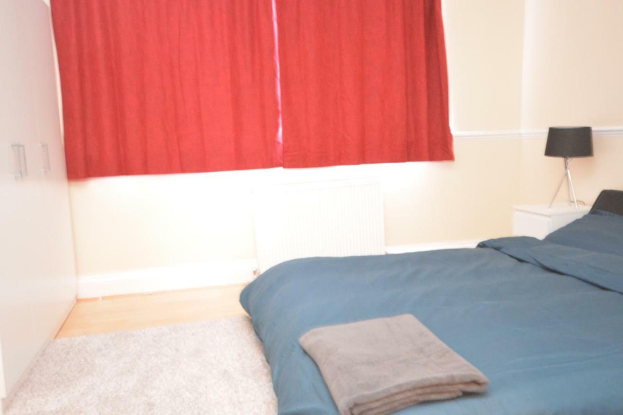 Four Bedroom Townhouse 12 Minutes Walk To Excel Exhibition Centre ロンドン エクステリア 写真