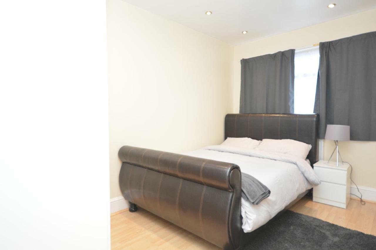Four Bedroom Townhouse 12 Minutes Walk To Excel Exhibition Centre ロンドン エクステリア 写真